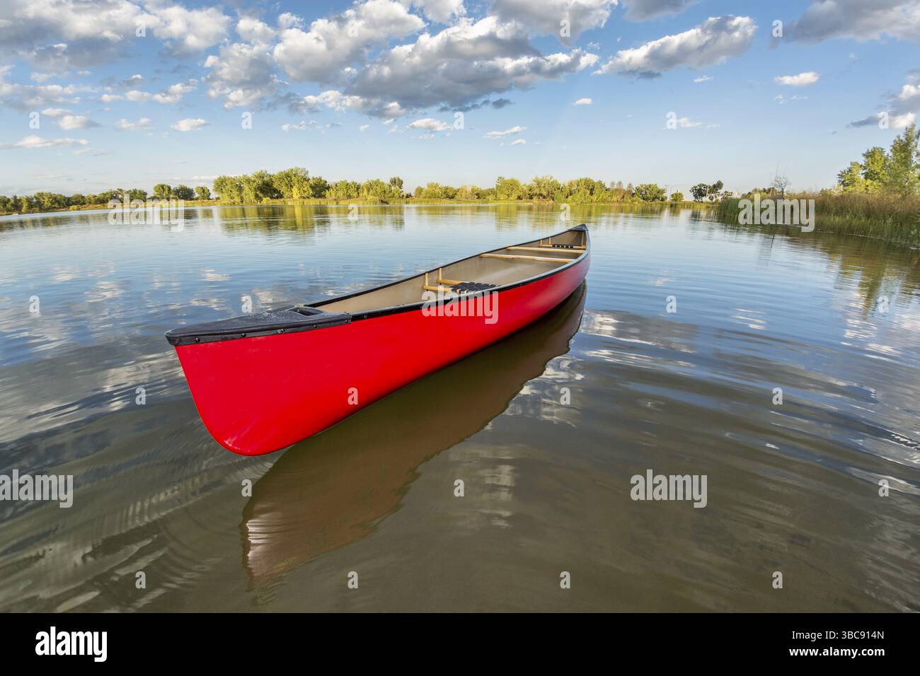 Rotes Kanu auf einem ruhigen See aus Fischaugenperspektive, Spätsommer in Fort Collins, Colorado Stockfoto