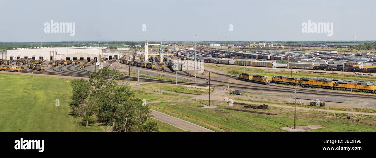 NORTH PLATTE, NEBRASKA, 14. JULI 2014: Panoramablick auf den Bahnhof Bailey von Union Pacific vom Golden Spike Tower aus. Es ist der Ort, an dem Ost auf West auf der trifft Stockfoto