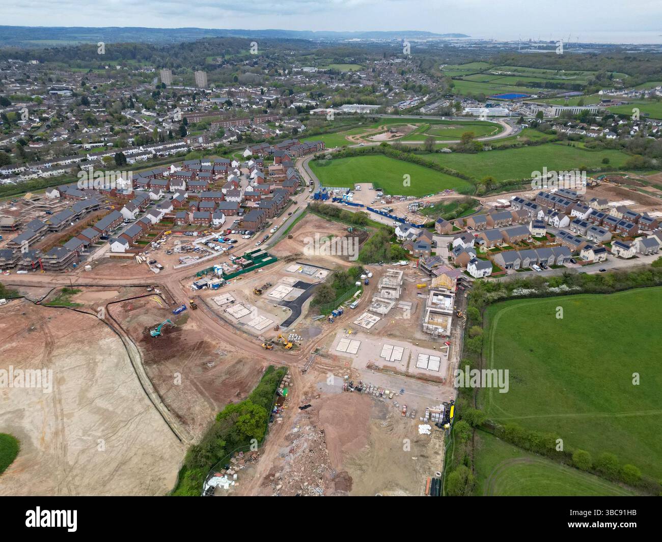 Neue Häuser werden am Rande des ehemaligen Filton Flugplatzes in Bristol gebaut, heute ein großes Sanierungsprojekt für Wohn- und Geschäftsbereiche, April 2025 Stockfoto
