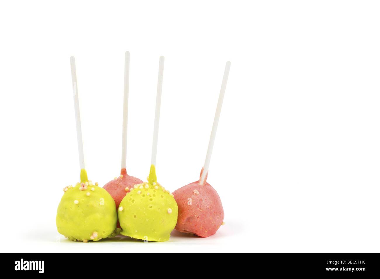 Süßigkeiten auf einem Stock. Bunte Kuchen auf weißem Hintergrund. Cake Pops Stockfoto