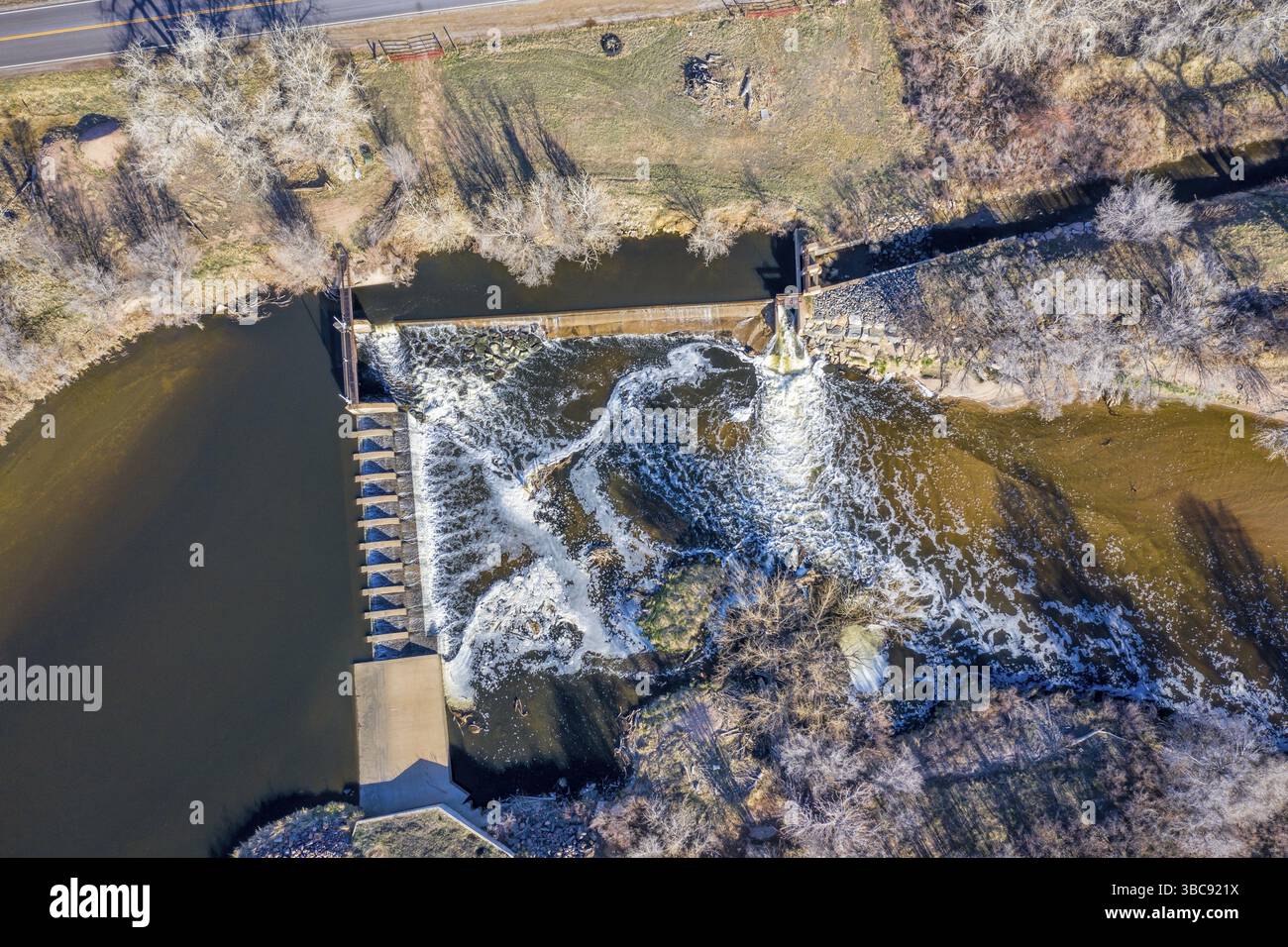 Wasserumlenkungsdamm am South Platte River über Brigthon, Colorado - aus der Luft in der Frühjahrslandschaft Stockfoto
