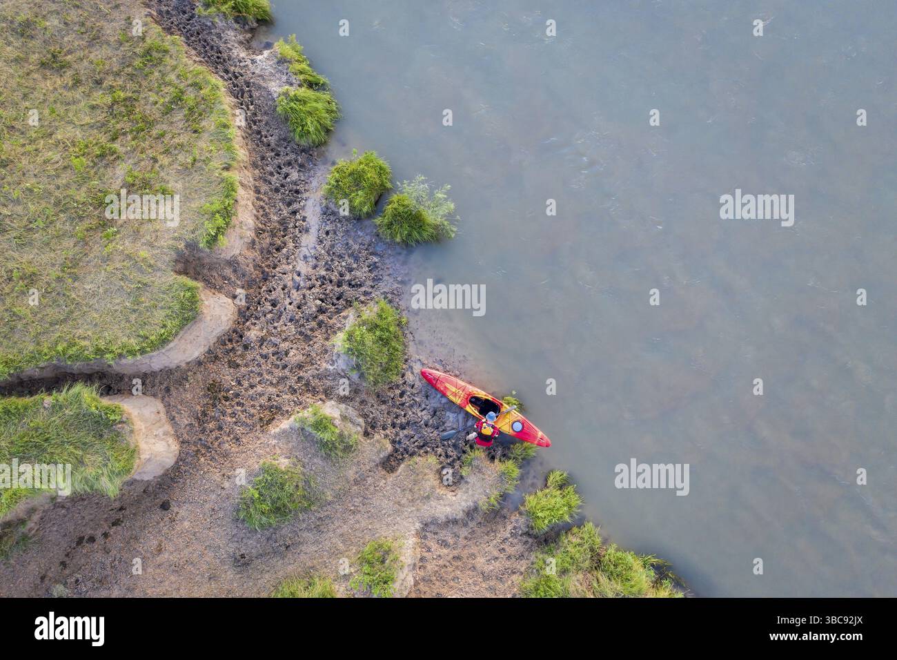 Kajakfahren an einem schlammigen Ufer des Dismal River in Nebraska - aus der Vogelperspektive in der Nähe des Whitetail Campground im Nebraska National Forest Stockfoto