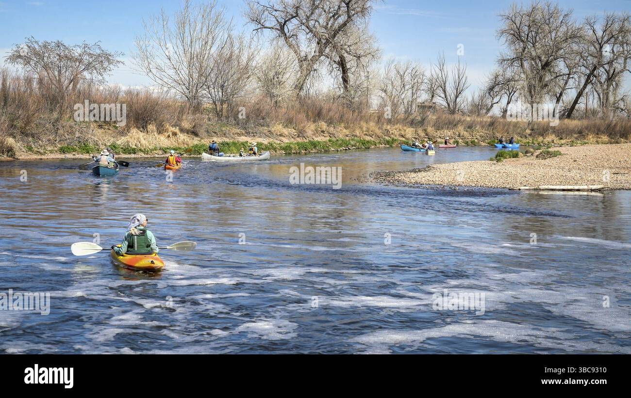 Brighton, CO, USA - 6. April 2019 : Eine Gruppe von Paddlern paddelt Kajaks und Kanus nach einem Transport während eines jährlichen Frühlingsausflugs auf dem South Platte River Stockfoto
