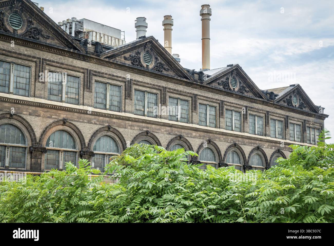 Altes Kraftwerk - am Flußufer von St. Louis - Fenster und Ziegelmauern sind mit Sandsteindekor dekoriert Stockfoto