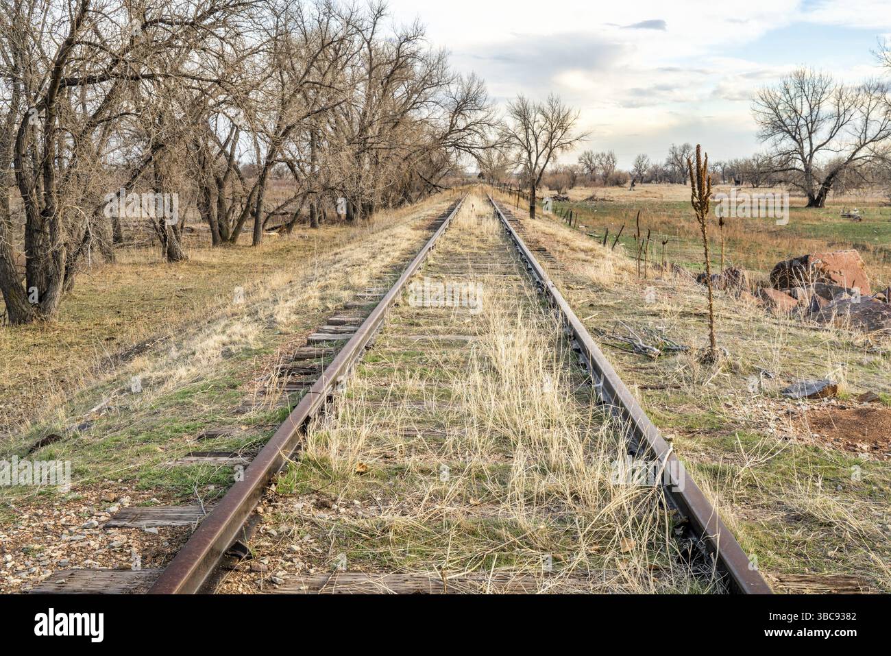 Verlassene Eisenbahngleise in einer Prärie im Osten Colorados Stockfoto