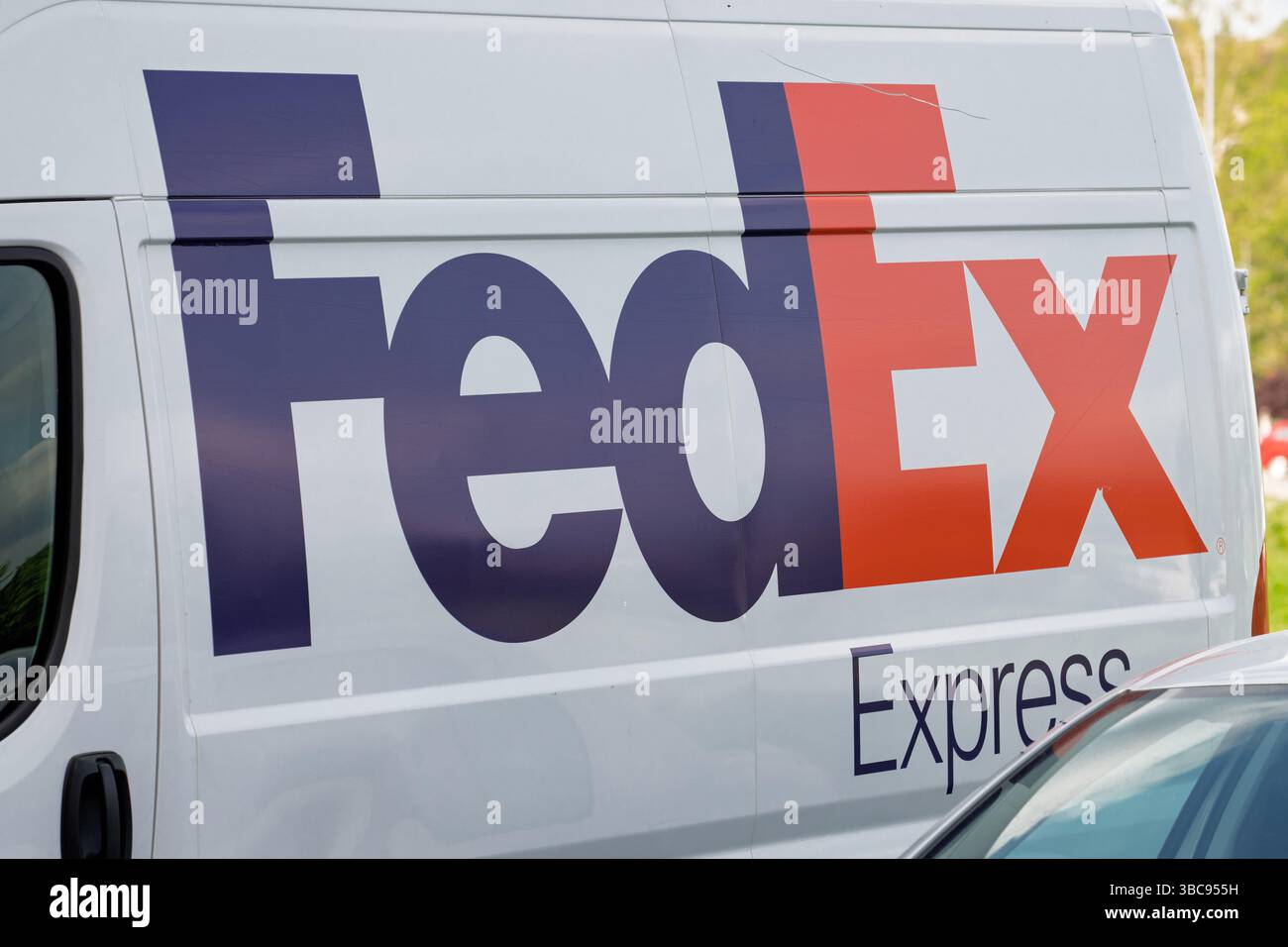 Novi Sad, Serbien - 27. April 2025: FedEx Express-Van auf der Straße. Ein amerikanisches multinationales Unternehmen, das sich auf Transport, E-Commerce und spezialisiert hat Stockfoto