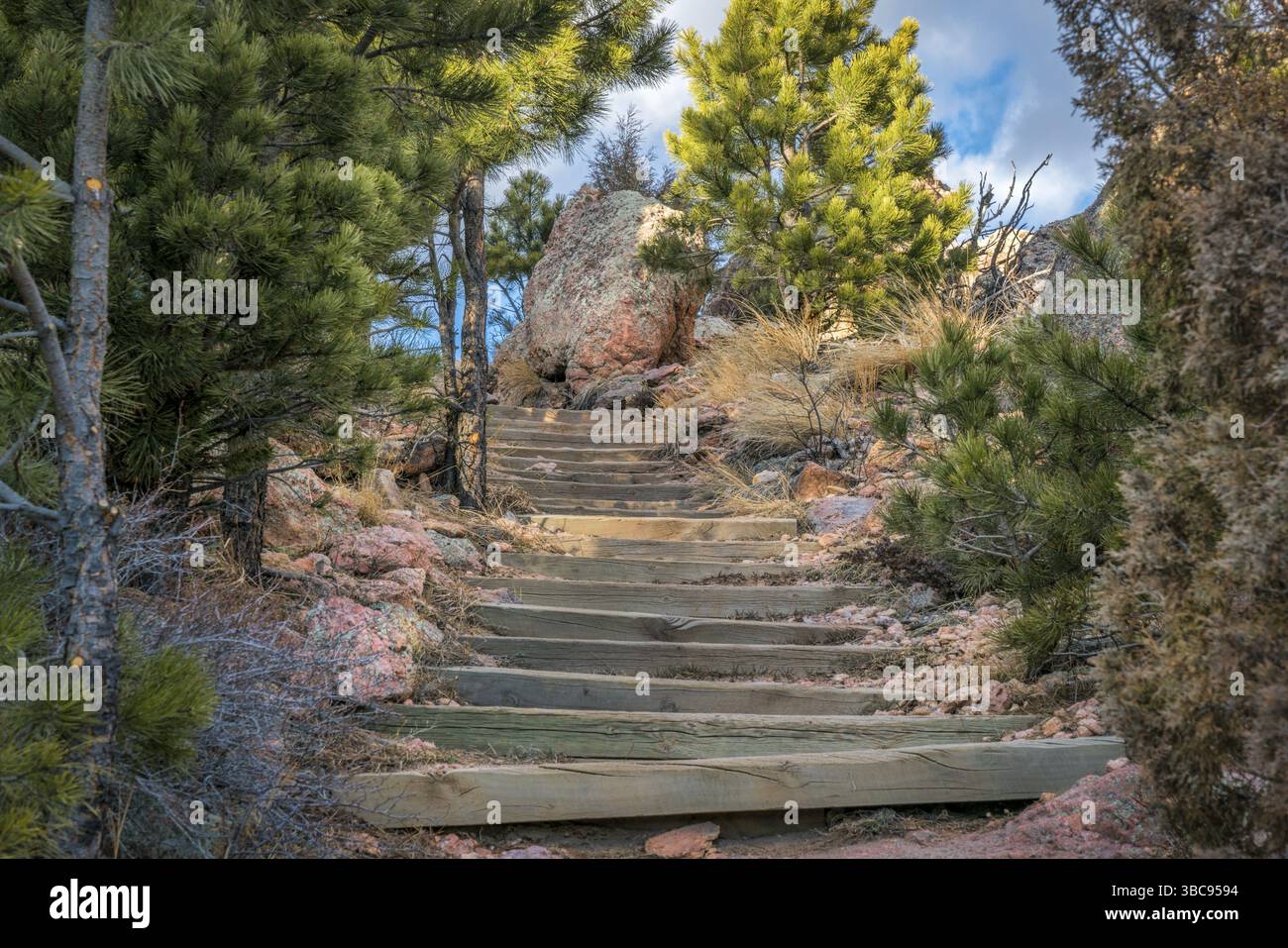 Bergwanderweg mit Treppen im Norden Colorados - Horsetooth Rock Trail Stockfoto
