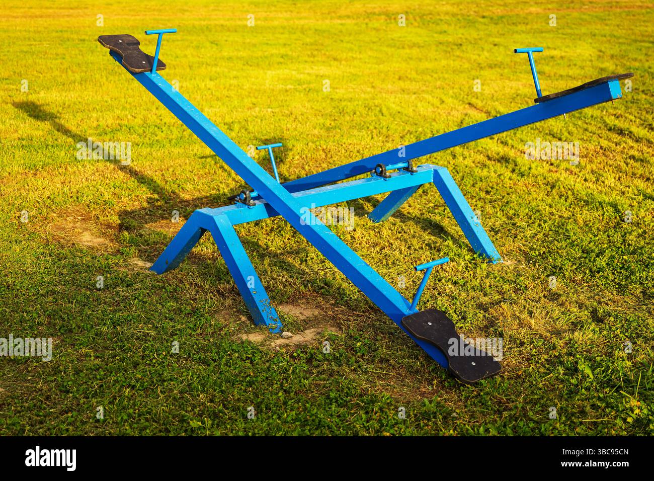 Wippe auf dem Kinderspielplatz am sonnigen Nachmittag, selektiver Fokus Stockfoto