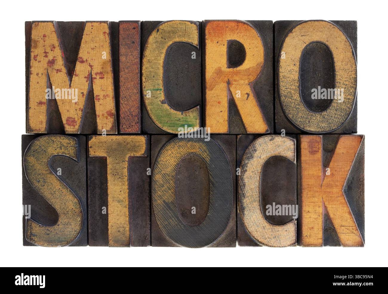 Das Wort Mikrostock in Holzklötzen, gebeizt mit Farbtinte, isoliert auf weiß Stockfoto