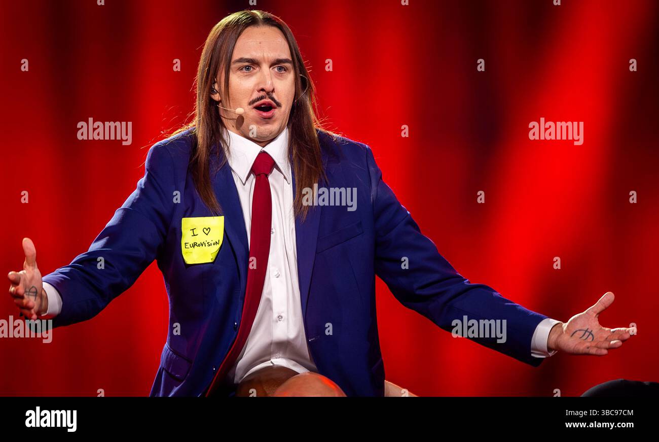 Basel, Schweiz. Mai 2025. Tommy Cash aus Estland tritt im Finale des 69. Eurovision Song Contests mit dem Song Espresso Macchiato auf. Quelle: Jens Büttner/dpa/Alamy Live News Stockfoto