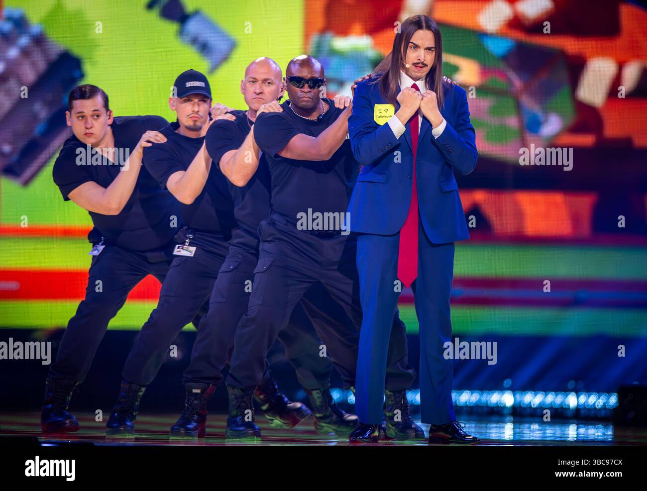 Basel, Schweiz. Mai 2025. Tommy Cash (r) aus Estland tritt im Finale des 69. Eurovision Song Contests mit dem Song Espresso Macchiato auf. Quelle: Jens Büttner/dpa/Alamy Live News Stockfoto