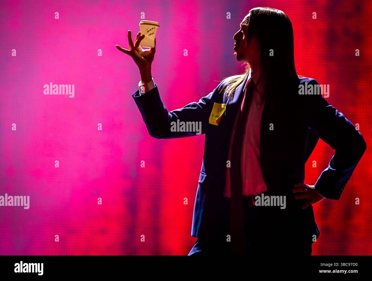 Basel, Schweiz. Mai 2025. Tommy Cash aus Estland tritt im Finale des 69. Eurovision Song Contests mit dem Song Espresso Macchiato auf. Quelle: Jens Büttner/dpa/Alamy Live News Stockfoto