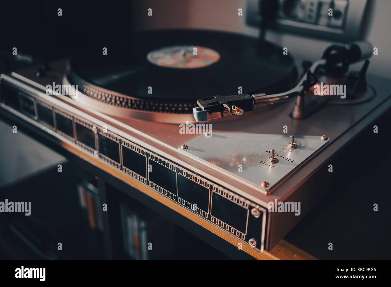 Details eines modernen Plattenspielers auf dem Tisch, ein interessantes Licht an der Seite. Stockfoto