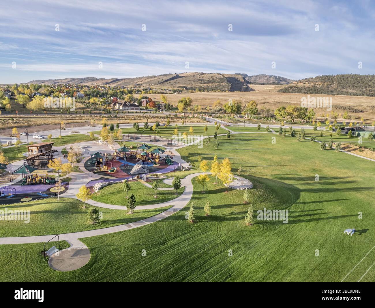 Aus der Vogelperspektive auf Park und Spielplatz in den Ausläufern der Rocky Mountains in Fort Collins, Colorado, aufgenommen von einer tief fliegenden Drohne Stockfoto