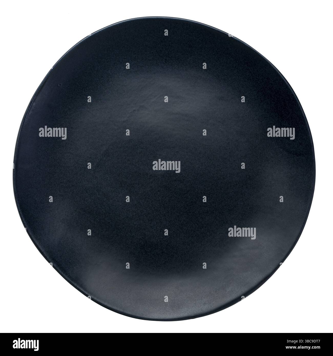 Leere schwarze Keramikplatte mit unregelmäßiger Kante, isoliert auf weiß Stockfoto