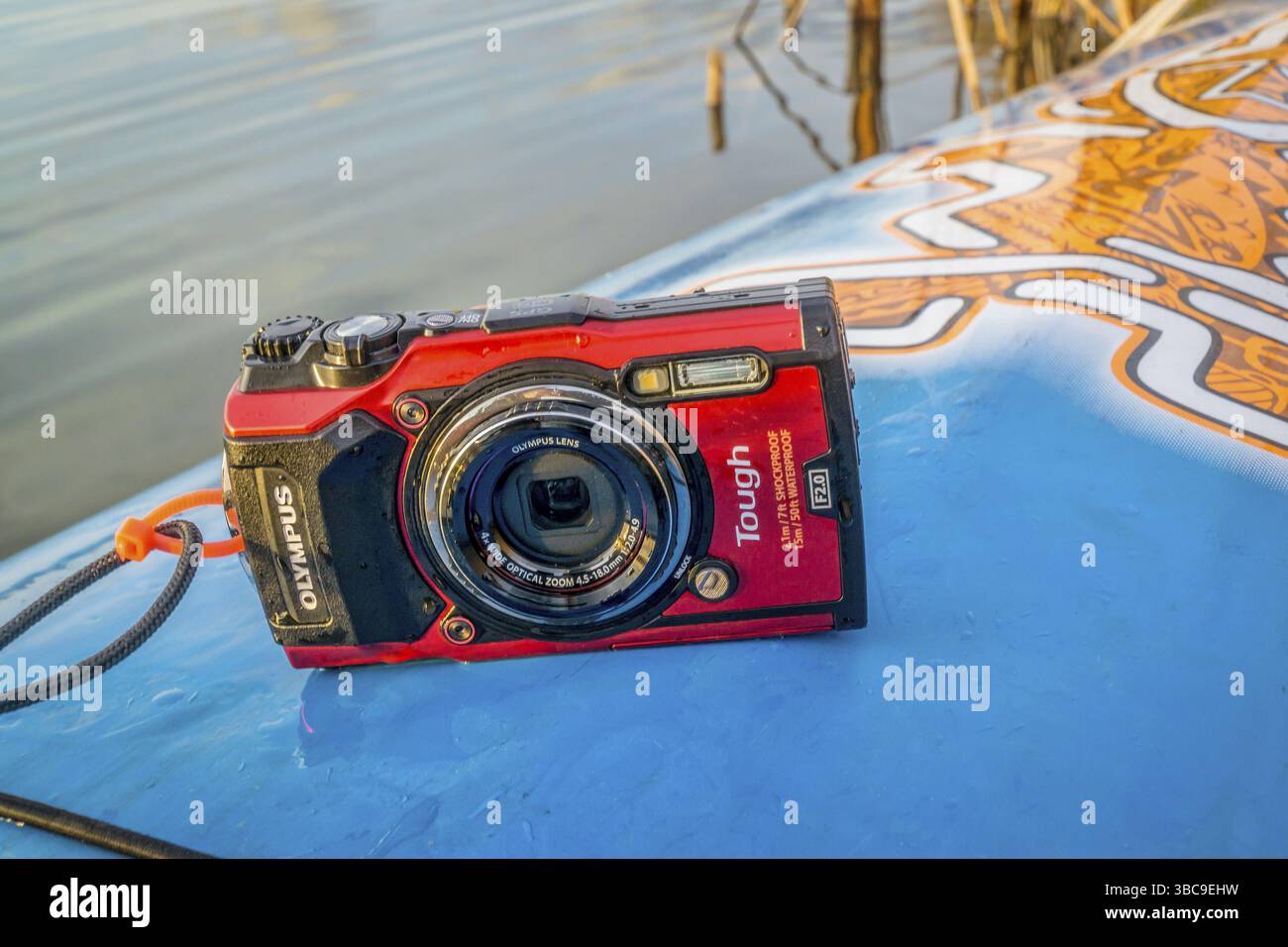 Fort Collins, CO, USA - 23. Oktober 2017: Kompakte, wasserdichte Olympus Stylus TG-5 Kamera auf einem nassen Deck eines Stand Up Paddleboards von Starboard Stockfoto