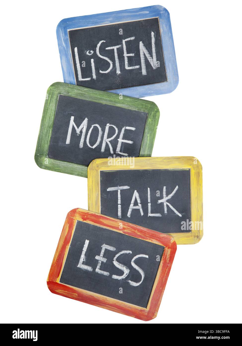 Mehr hören, weniger reden – Kommunikationskonzept oder Ratschläge – weiße Kreide-Handschrift auf kleinen Schiefertafeln, isoliert auf weiß Stockfoto