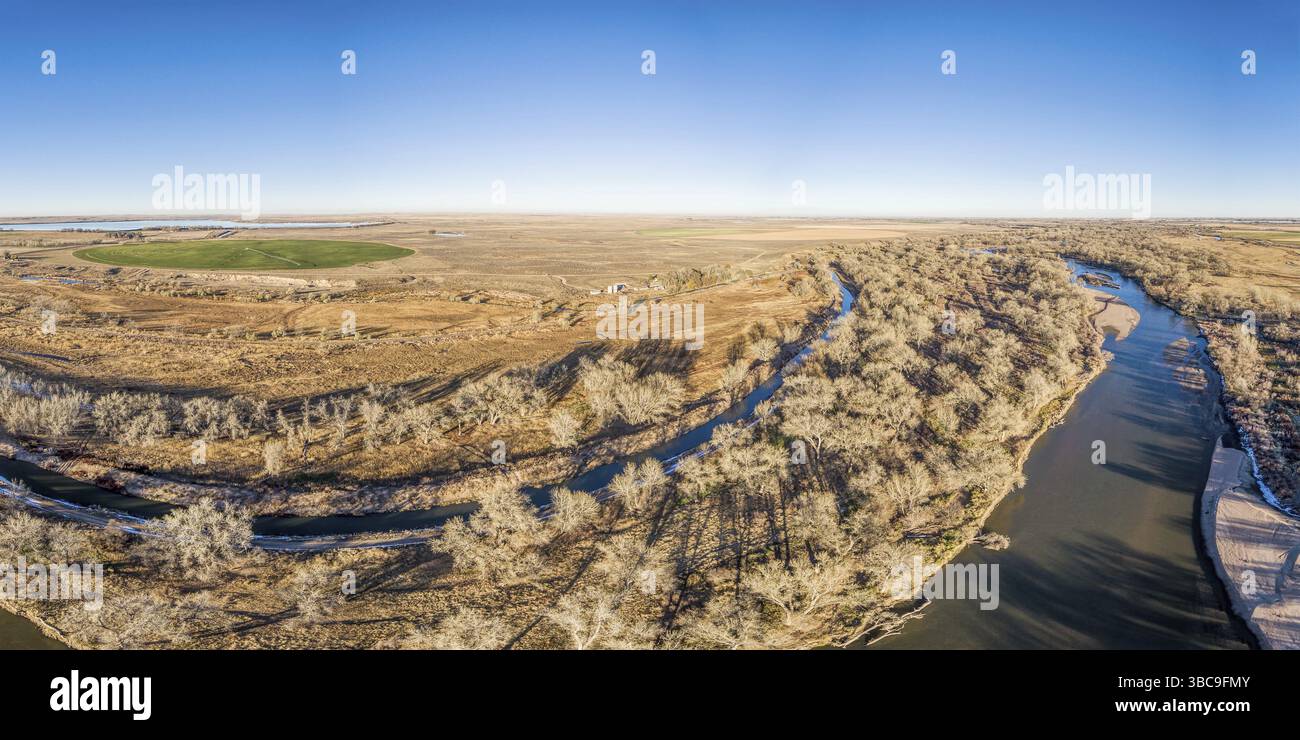 Aus der Vogelperspektive auf die Landschaft im Osten Colorados mit South Platte River, Wasserkanälen, Stauseen und bewässertem Ackerland Stockfoto