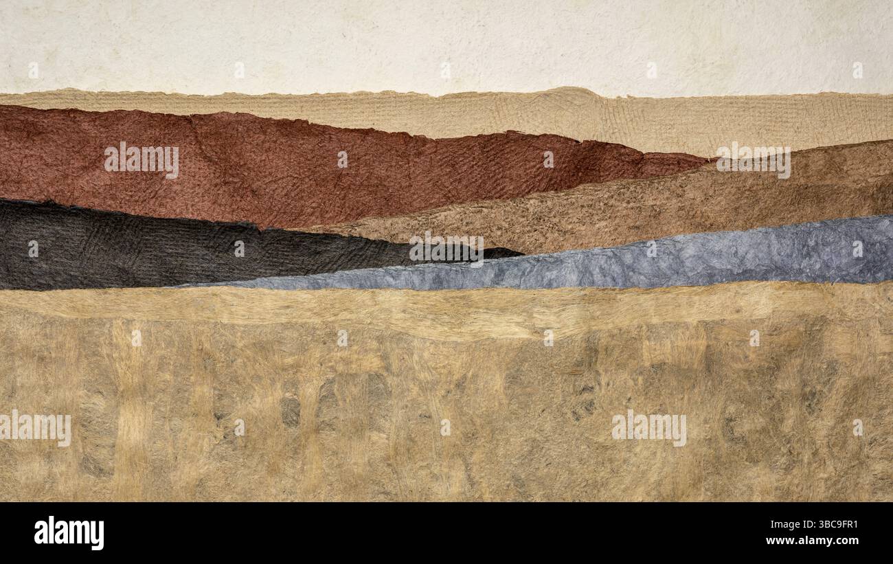 Abstrakte Landschaft in Erdtönen, geschaffen mit amate- und huun-Papieren, die in Mexiko handgefertigt wurden Stockfoto