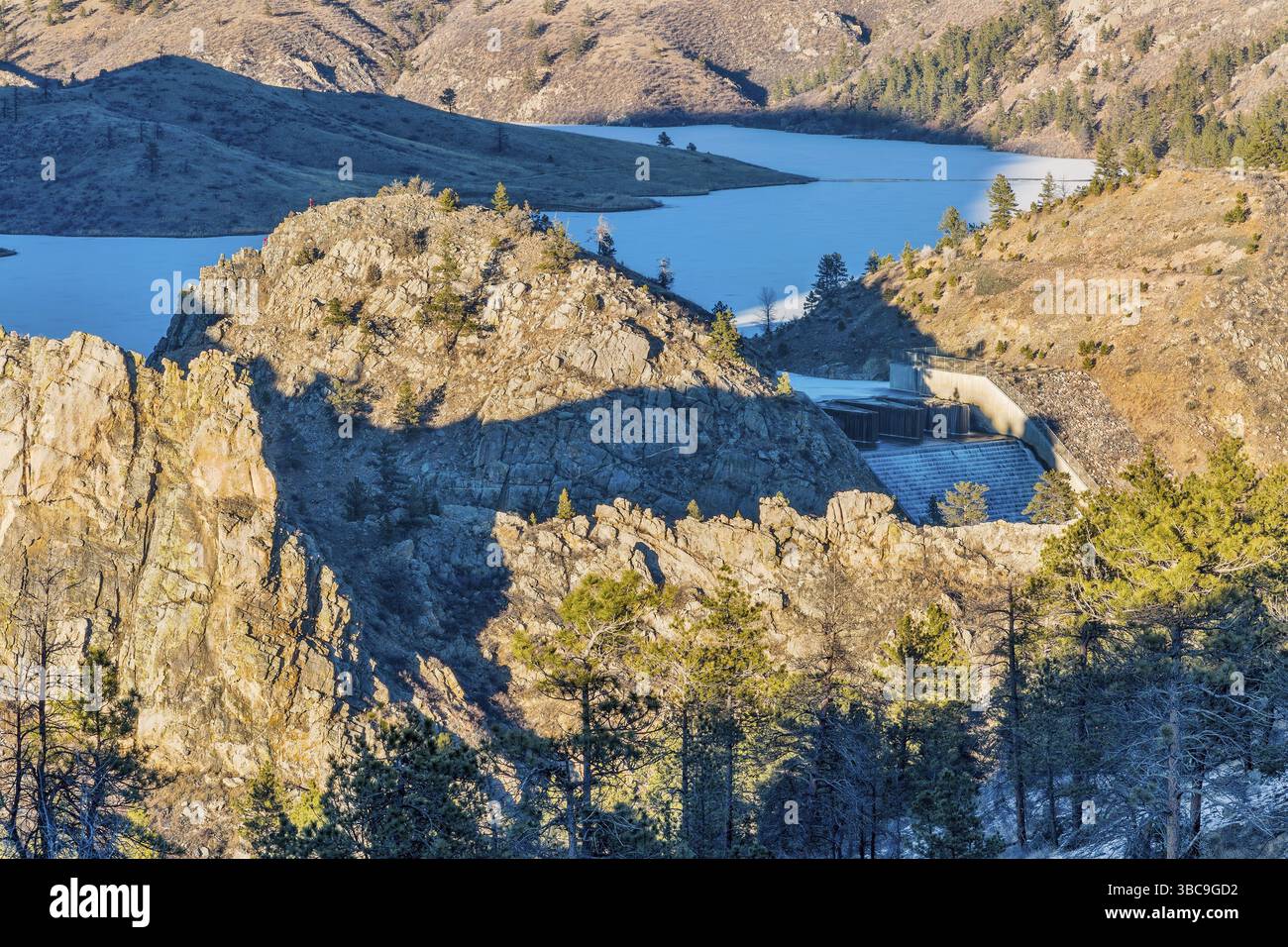 Frozen Seaman Reservoir am North Fork des Cache la Poudre River - Winterblick vom Gateway Natural Area in der Nähe von Fort Collins, Colorado Stockfoto