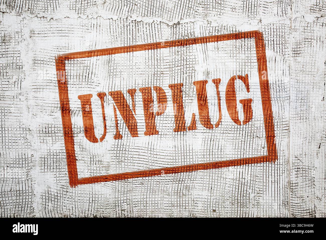 Abstecken – Text im Graffiti-Stil auf Stuckwand Stockfoto
