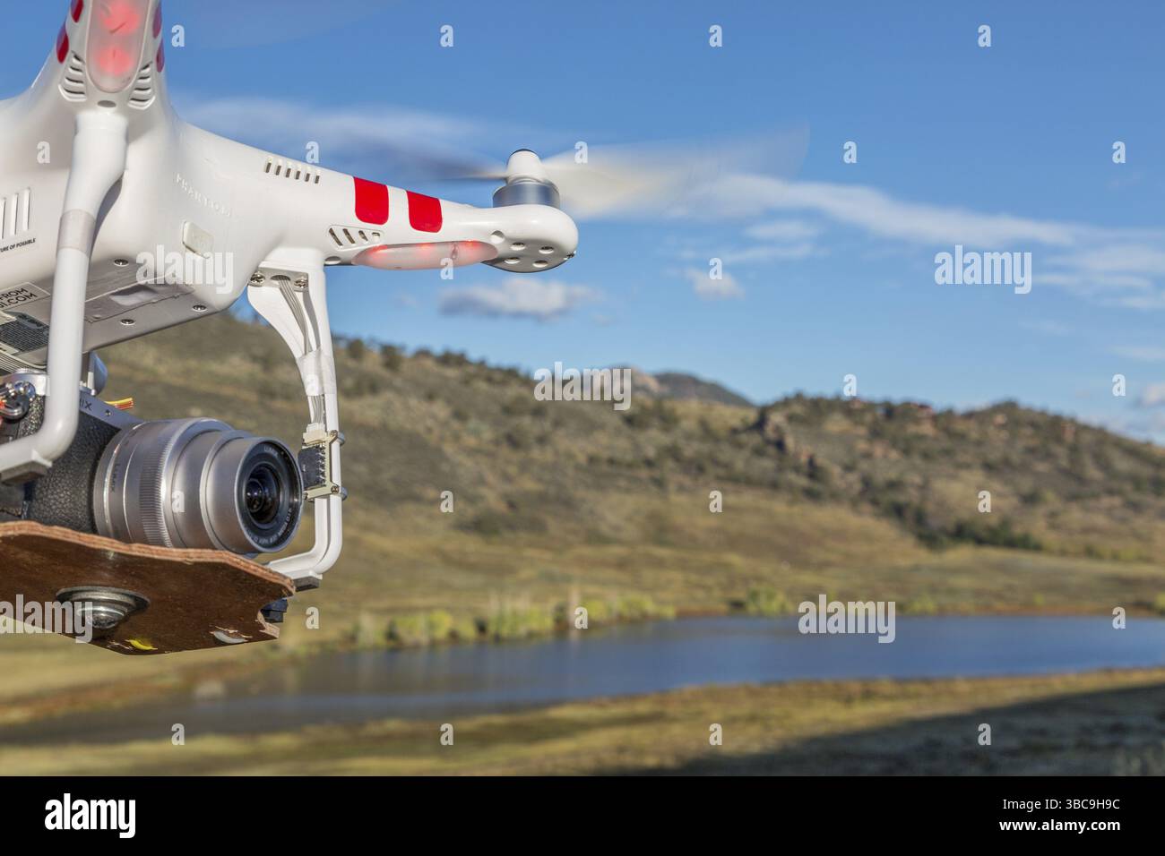 FORT COLLINS, CO, USA, September 30 2014: Luftgestützte DJI Phantom Quadcopter Drohne mit Panasonic Lumix GM1 Kamera (hausgemachte Halterung) IS Stockfoto