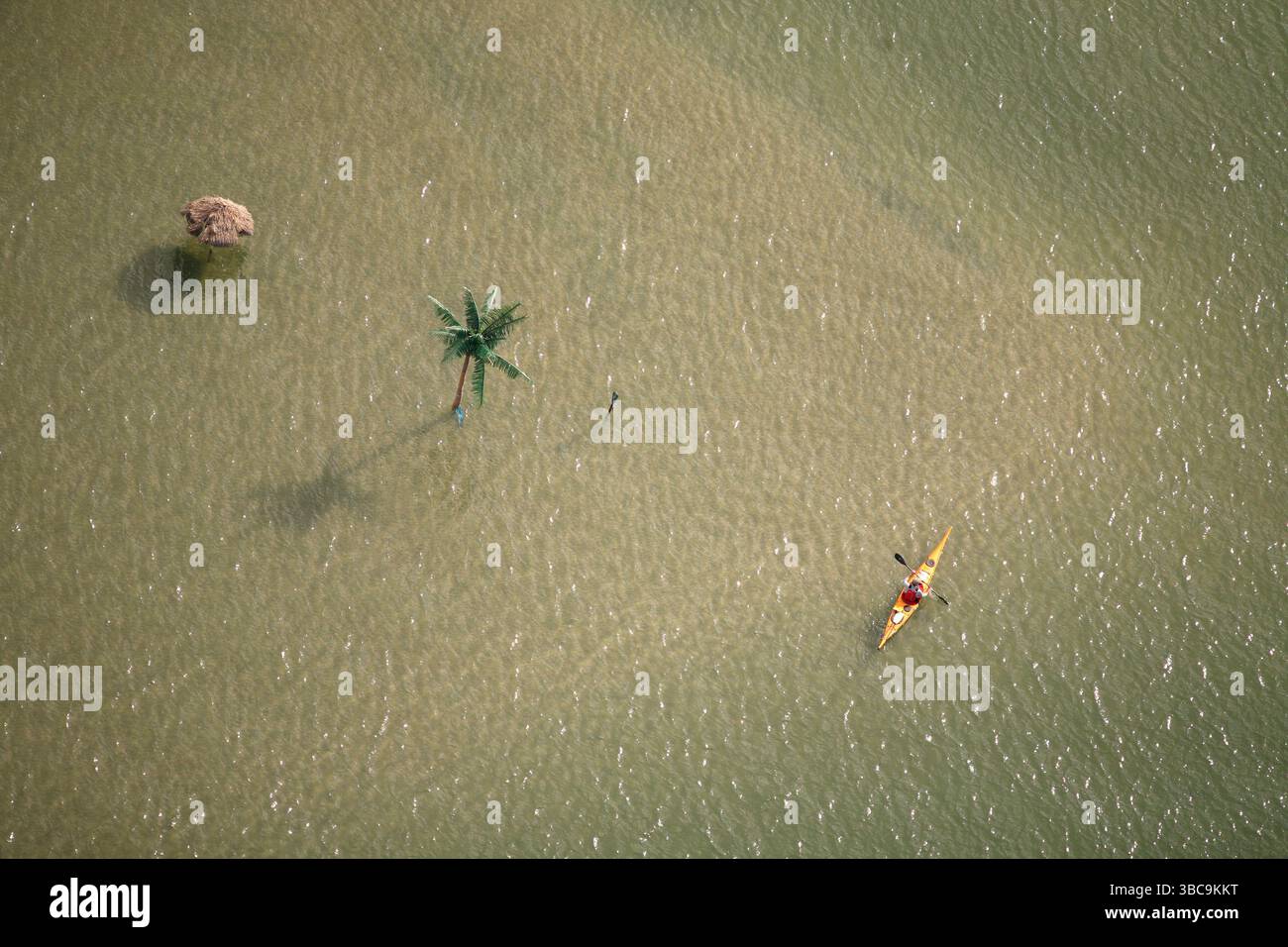 Luftaufnahme eines Kajakfahrers in den Sümpfen und Barriereinseln rund um Wrightsville Beach, NC Stockfoto
