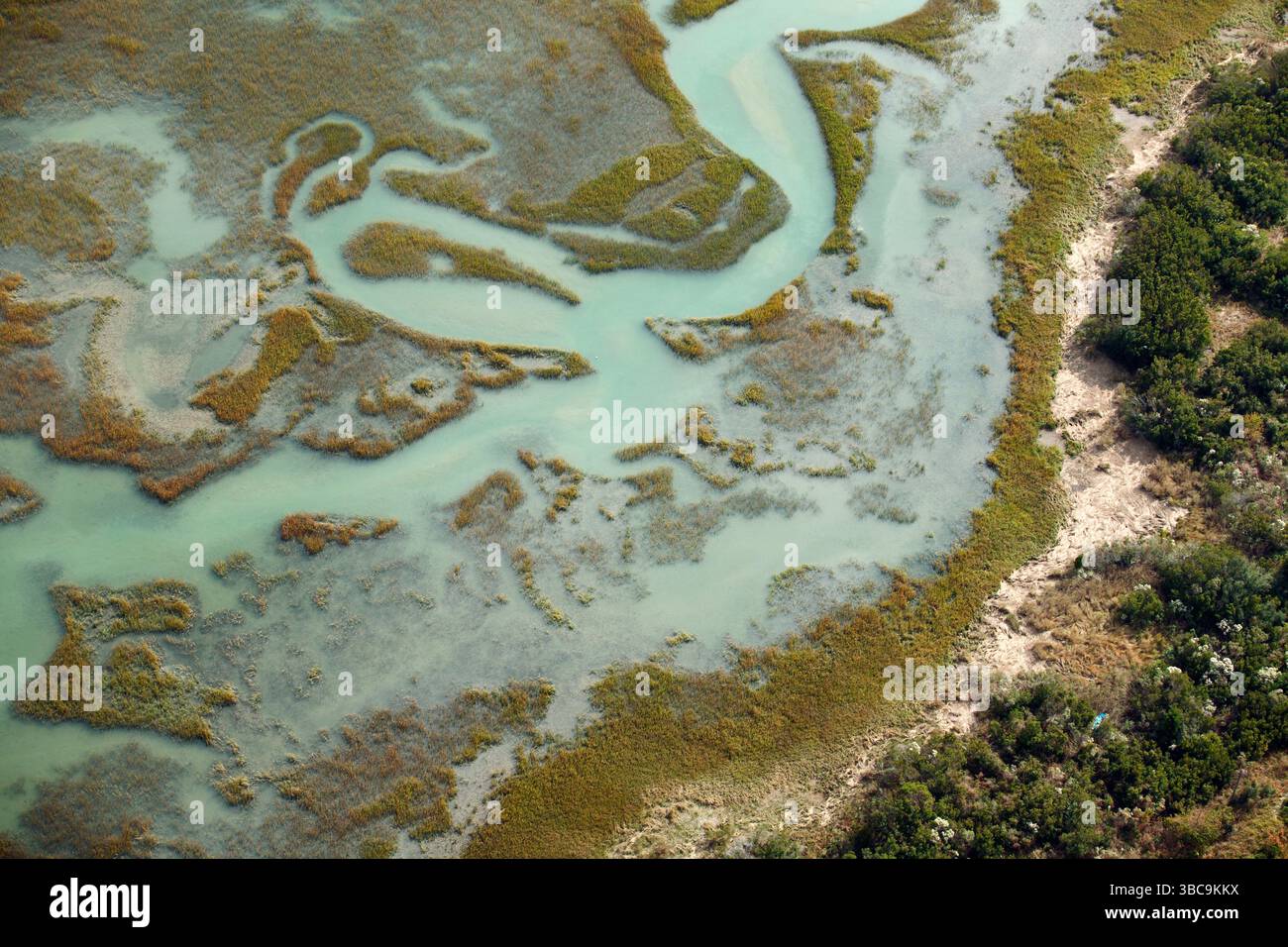 Luftaufnahme von Sümpfen und Barriereinseln rund um Wrightsville Beach, NC Stockfoto