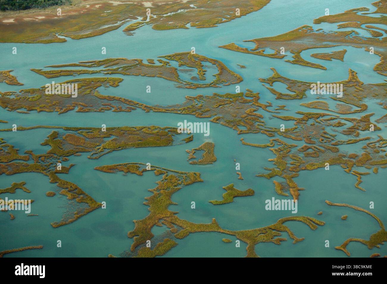 Luftaufnahme von Sümpfen und Barriereinseln rund um Wrightsville Beach, NC Stockfoto