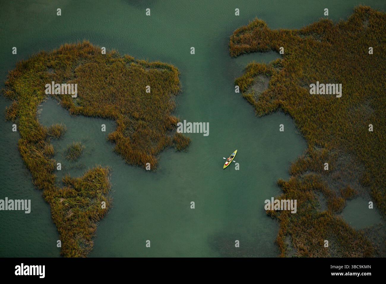 Luftaufnahme eines Kajakfahrers in den Sümpfen und Barriereinseln rund um Wrightsville Beach, NC Stockfoto