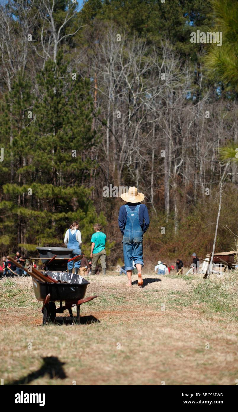 Bauern gehen in die Nähe eines Projekts, um Reisfelder zu bauen. Stockfoto