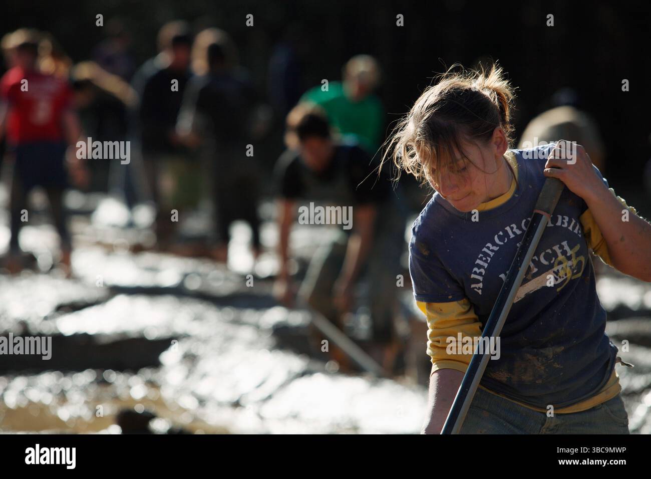 Bauern, die im Schlamm graben, um Reisfelder zu kreieren. Stockfoto