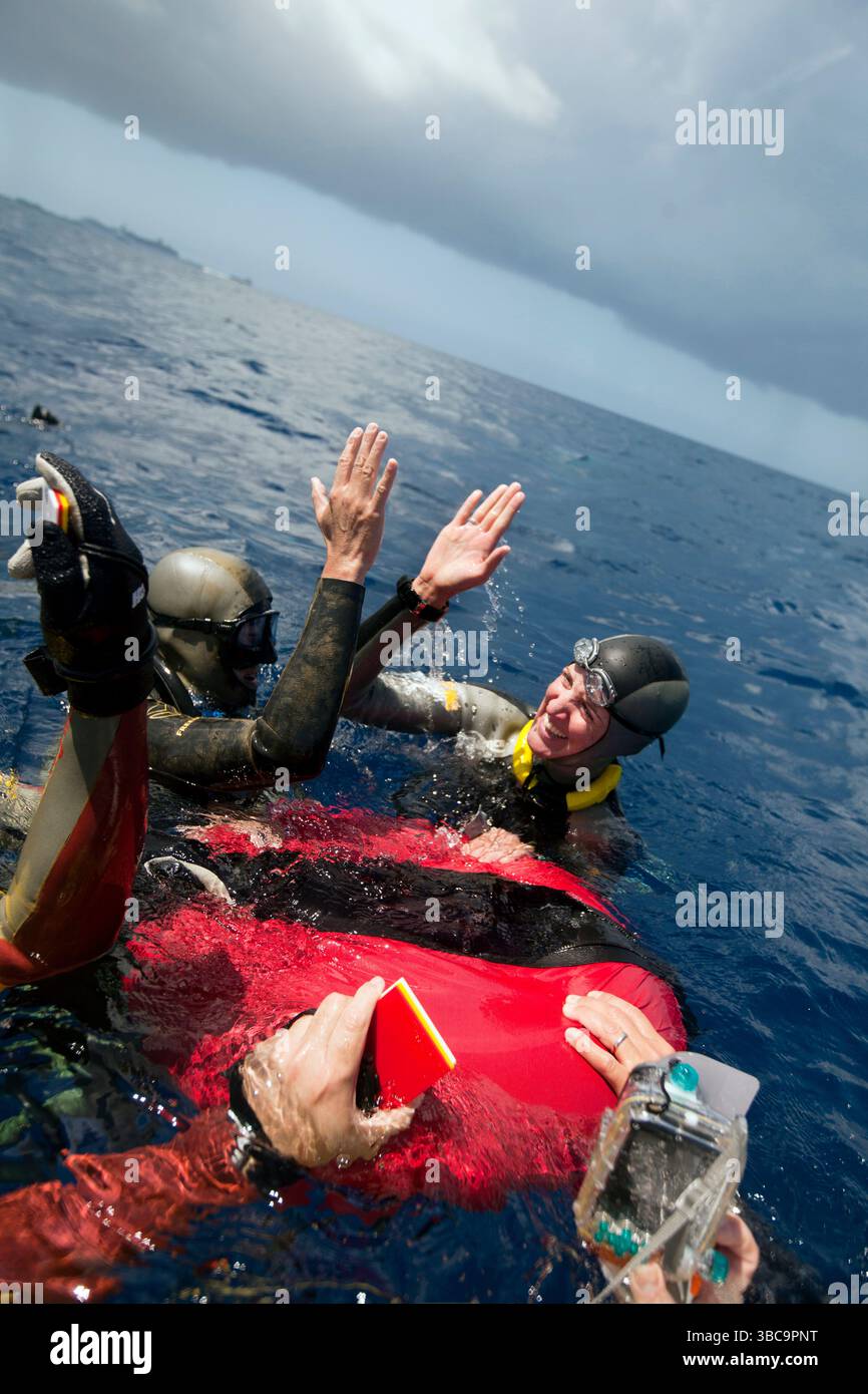 Erin Magee feiert an der Oberfläche nach Abschluss ihrer sechsten USA nationalen Rekord mit einem konstantem Gewicht Tauchgang, 81 m. Stockfoto