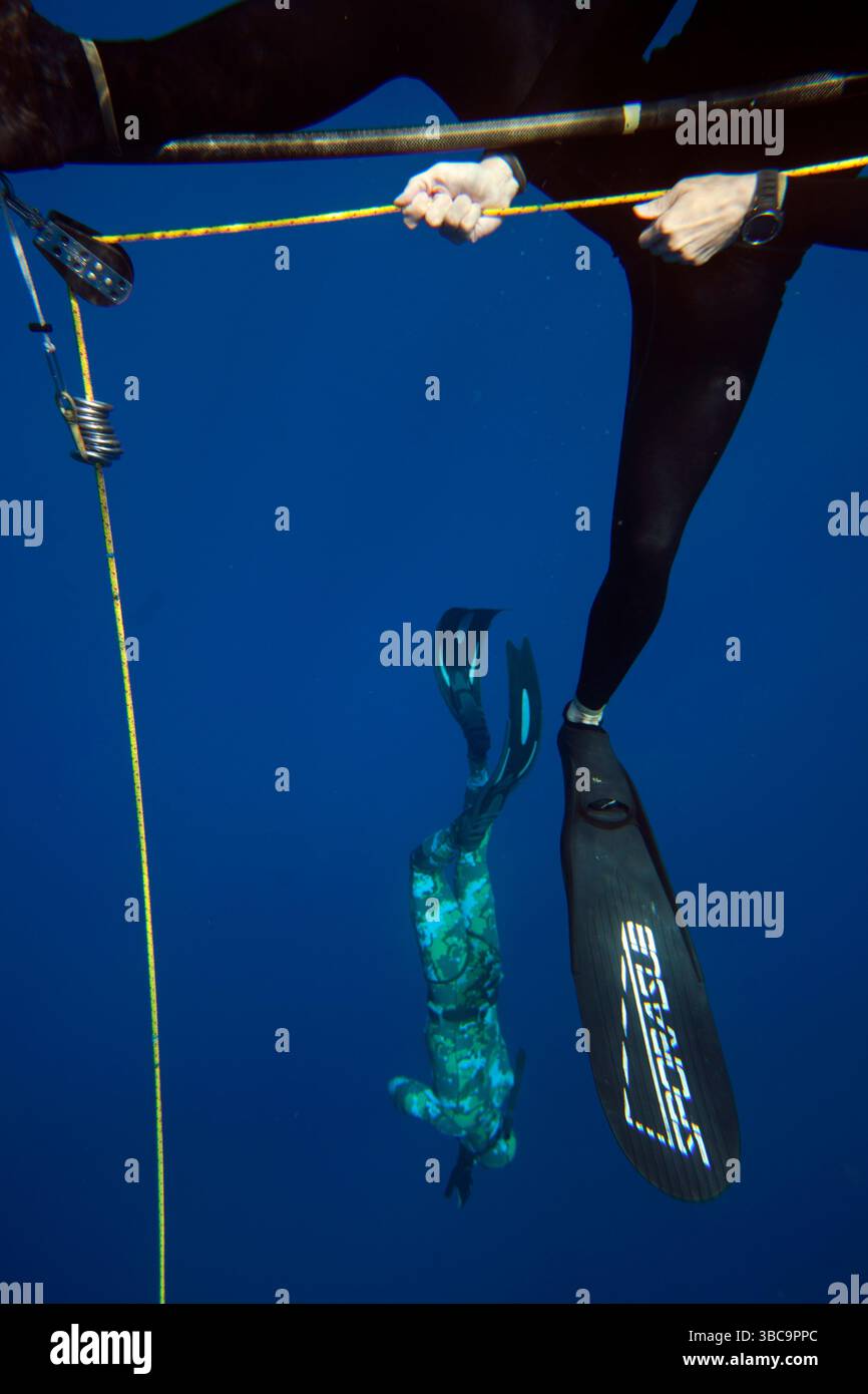 Das Personal richtet die Tauchplattformen, roten Sicherheitsschwimmer, Tauchlinien und den Wettkampfbereich für den Deja Blue Freediving Competition ein. Stockfoto