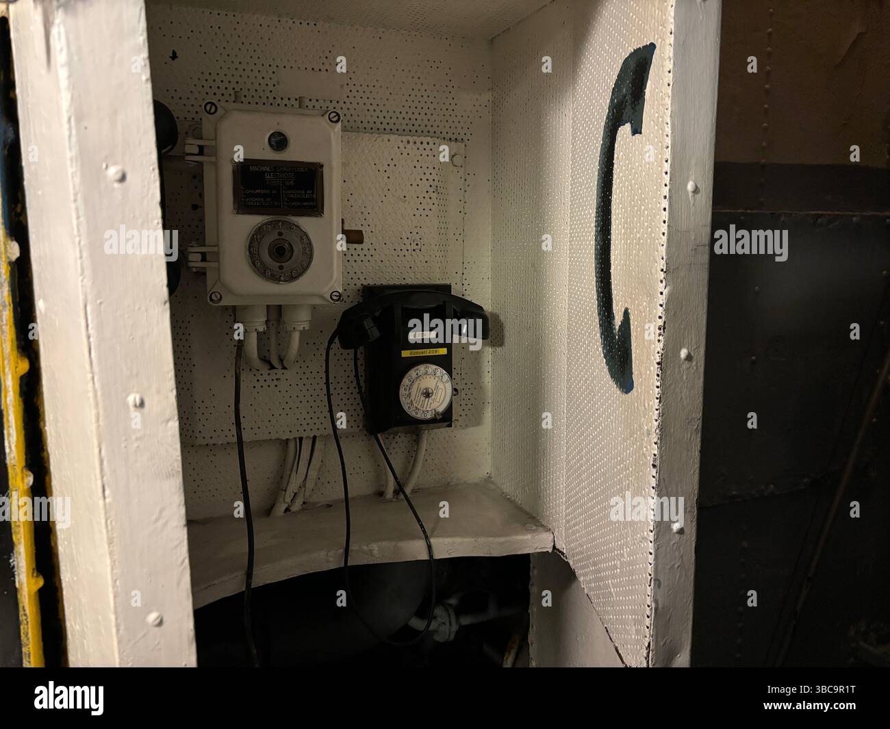Blick von innen und außen auf den historischen französischen Zerstörer Maille-Breze, heute ein Museumsschiff, das in Nantes an der Loire angedockt ist Stockfoto