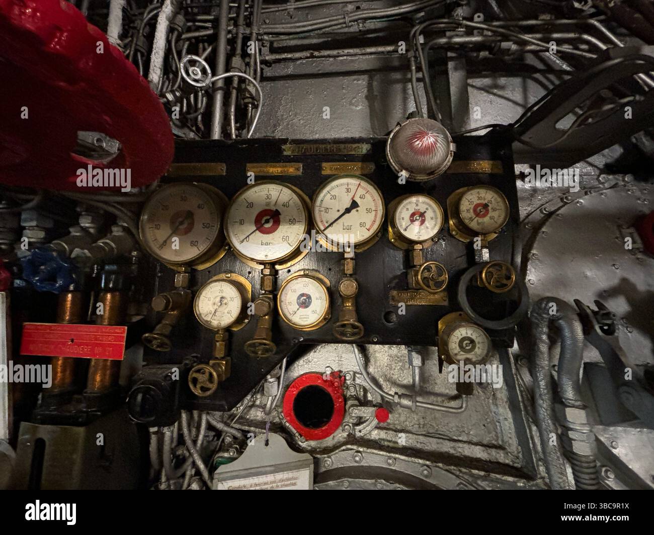 Blick von innen und außen auf den historischen französischen Zerstörer Maille-Breze, heute ein Museumsschiff, das in Nantes an der Loire angedockt ist Stockfoto