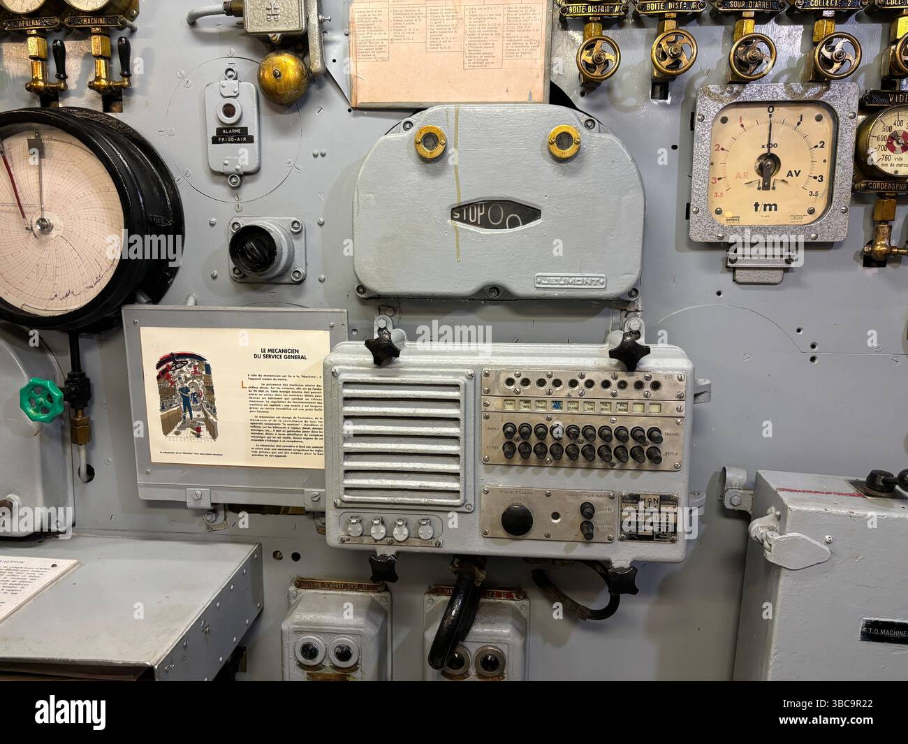 Blick von innen und außen auf den historischen französischen Zerstörer Maille-Breze, heute ein Museumsschiff, das in Nantes an der Loire angedockt ist Stockfoto