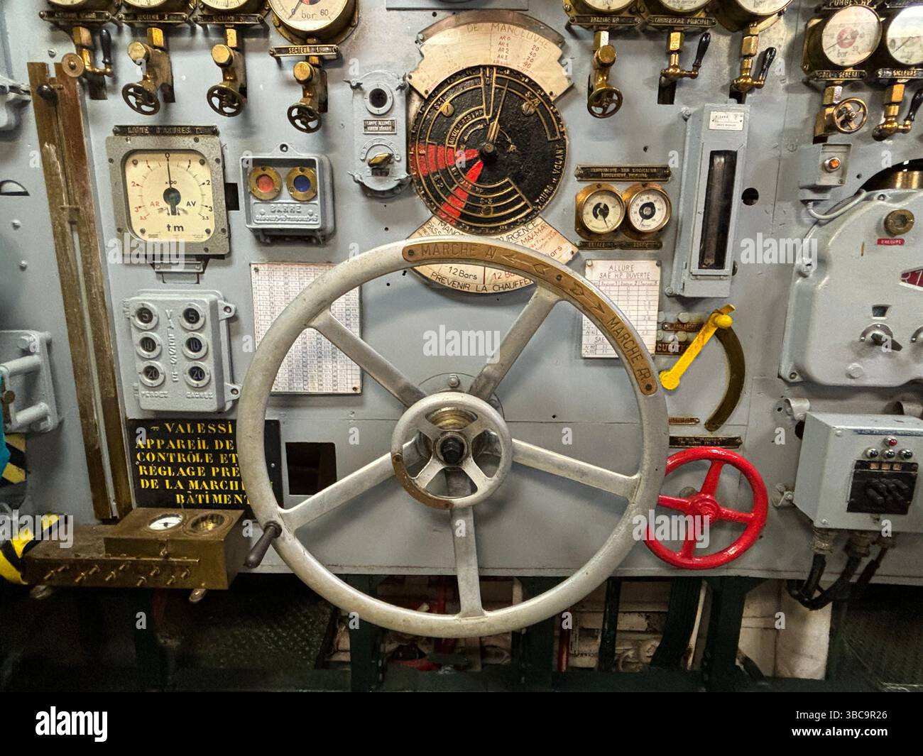 Blick von innen und außen auf den historischen französischen Zerstörer Maille-Breze, heute ein Museumsschiff, das in Nantes an der Loire angedockt ist Stockfoto