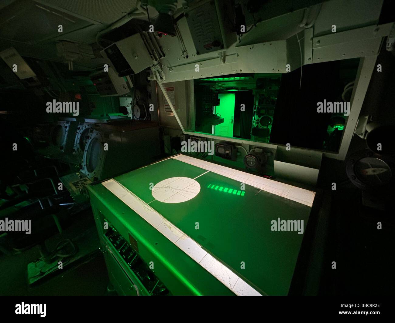 Blick von innen und außen auf den historischen französischen Zerstörer Maille-Breze, heute ein Museumsschiff, das in Nantes an der Loire angedockt ist Stockfoto