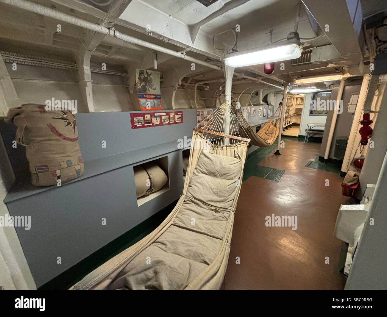 Blick von innen und außen auf den historischen französischen Zerstörer Maille-Breze, heute ein Museumsschiff, das in Nantes an der Loire angedockt ist Stockfoto
