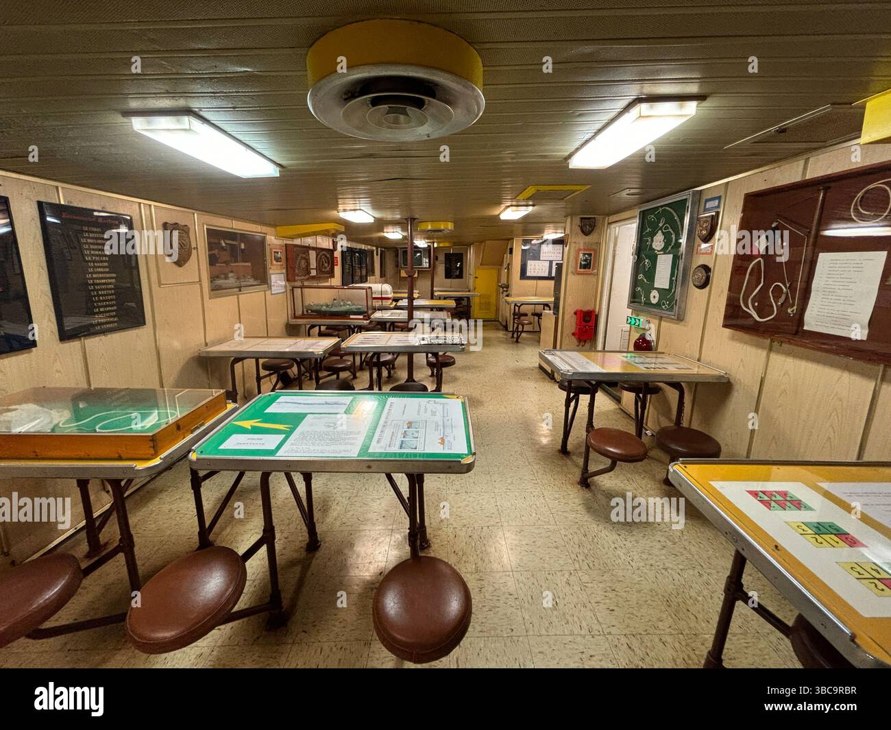 Blick von innen und außen auf den historischen französischen Zerstörer Maille-Breze, heute ein Museumsschiff, das in Nantes an der Loire angedockt ist Stockfoto