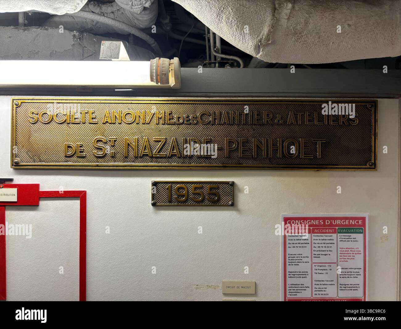 Blick von innen und außen auf den historischen französischen Zerstörer Maille-Breze, heute ein Museumsschiff, das in Nantes an der Loire angedockt ist Stockfoto
