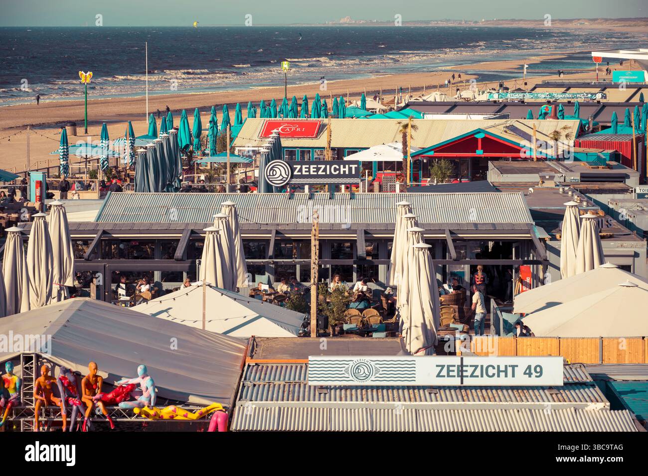 Scheveningen, Niederlande, 19. April 2024: Blick auf den Strand Scheveningen und den Beachclub Zeezicht in der Nähe der Haag Stockfoto