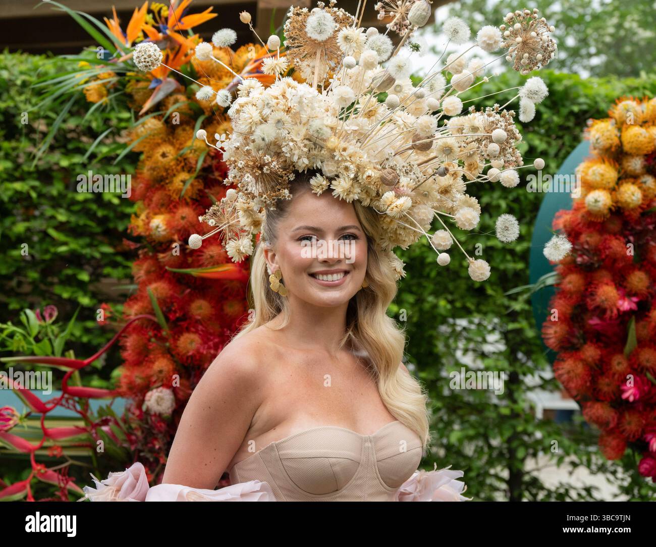 Royal Hospital Chelsea, London, Großbritannien. Mai 2025. RHS Chelsea Flower Show Gardens letzte Vorbereitungen vor dem Eröffnungstag am 20. Mai. Bild: Tasha Ghouri trägt ein markantes Kopfstück für The King's Trust Garden: Seeding Success, entworfen von Joe Perkins. Kopfstück von DAE Studio. Quelle: Malcolm Park/Alamy Live News Stockfoto