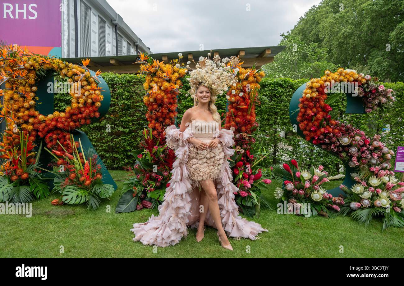 Royal Hospital Chelsea, London, Großbritannien. Mai 2025. RHS Chelsea Flower Show Gardens letzte Vorbereitungen vor dem Eröffnungstag am 20. Mai. Bild: Tasha Ghouri trägt ein markantes Kopfstück für The King's Trust Garden: Seeding Success, entworfen von Joe Perkins. Kopfstück von DAE Studio. Quelle: Malcolm Park/Alamy Live News Stockfoto