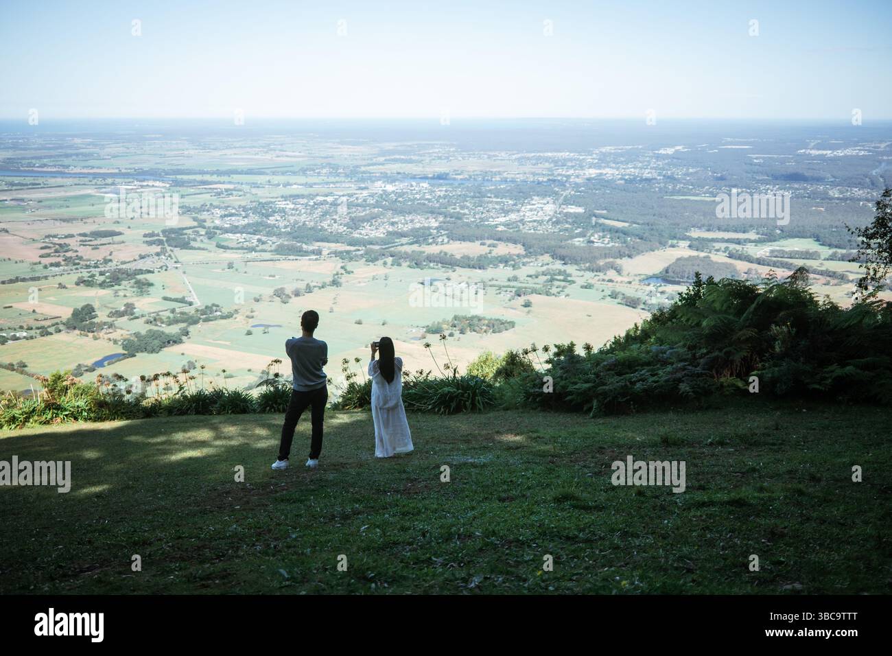Paare, die die malerische Aussicht am Cambewarra Lookout bewundern Stockfoto