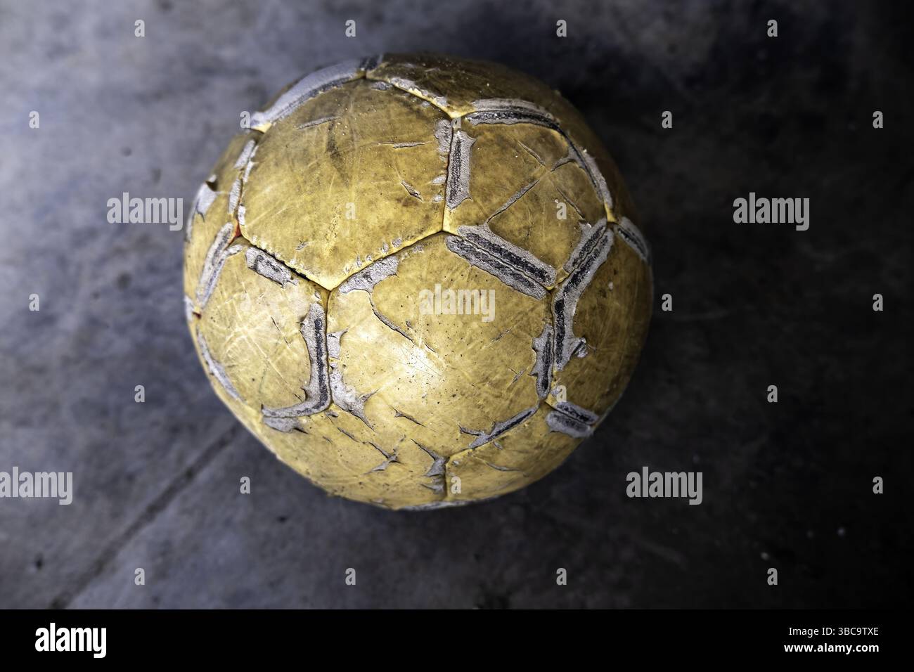 Der alte Fußball liegt auf der Straße, Sport und Sport Stockfoto