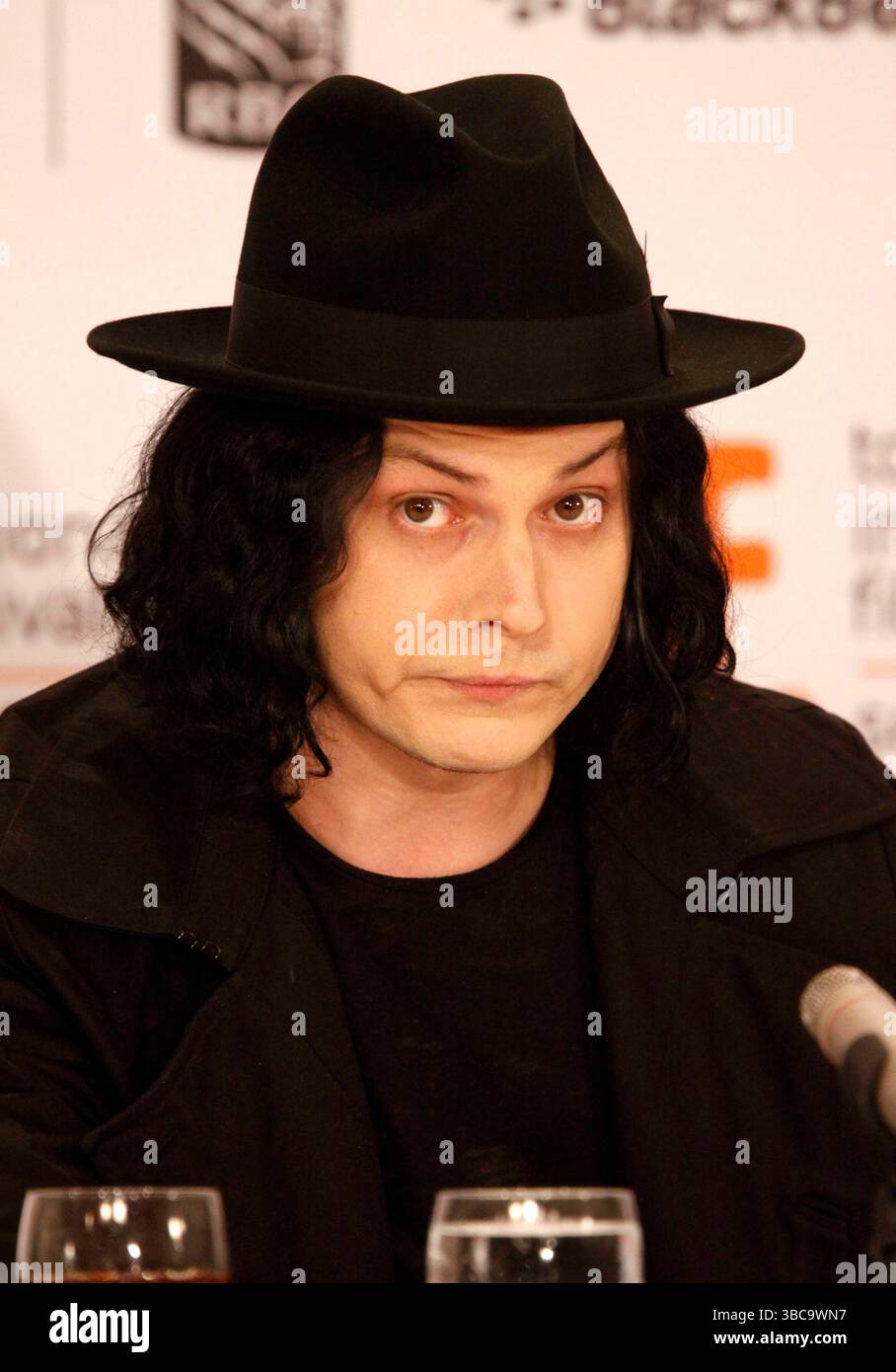 Jack White auf der Pressekonferenz für „White Stripes: Under the Great White Northern Lights“ beim Toronto International Film Festival in Kanada am 18. September 2009 Stockfoto Jack White auf der Pressekonferenz für „White Stripes: Under the Great White Northern Lights“ beim Toronto International Film Festival in Kanada am 18. September 2009 Stockfoto