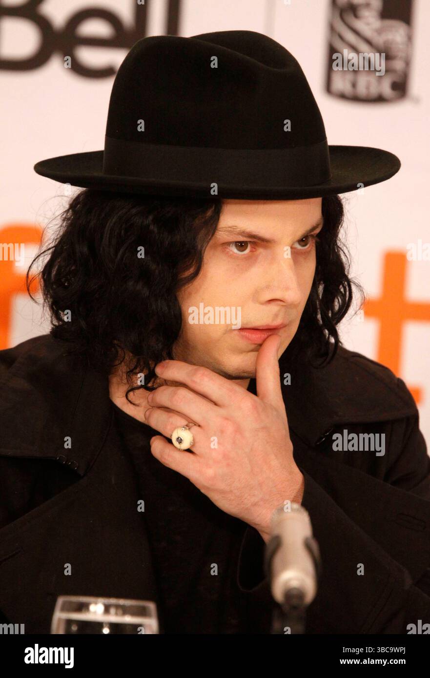Jack White auf der Pressekonferenz für „White Stripes: Under the Great White Northern Lights“ beim Toronto International Film Festival in Kanada am 18. September 2009 Stockfoto Jack White auf der Pressekonferenz für „White Stripes: Under the Great White Northern Lights“ beim Toronto International Film Festival in Kanada am 18. September 2009 Stockfoto