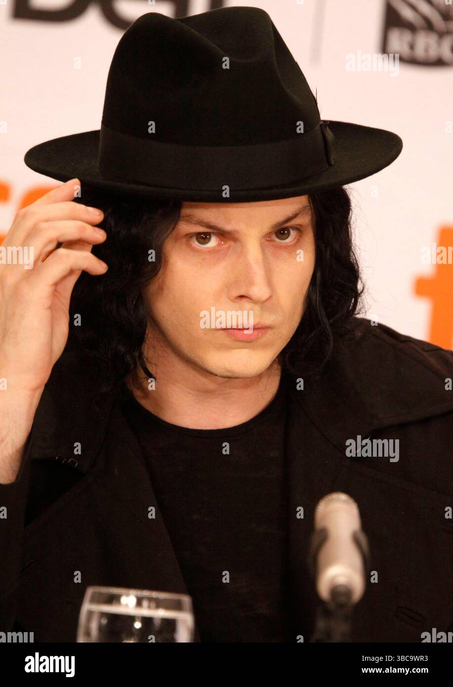 Jack White auf der Pressekonferenz für „White Stripes: Under the Great White Northern Lights“ beim Toronto International Film Festival in Kanada am 18. September 2009 Stockfoto Jack White auf der Pressekonferenz für „White Stripes: Under the Great White Northern Lights“ beim Toronto International Film Festival in Kanada am 18. September 2009 Stockfoto